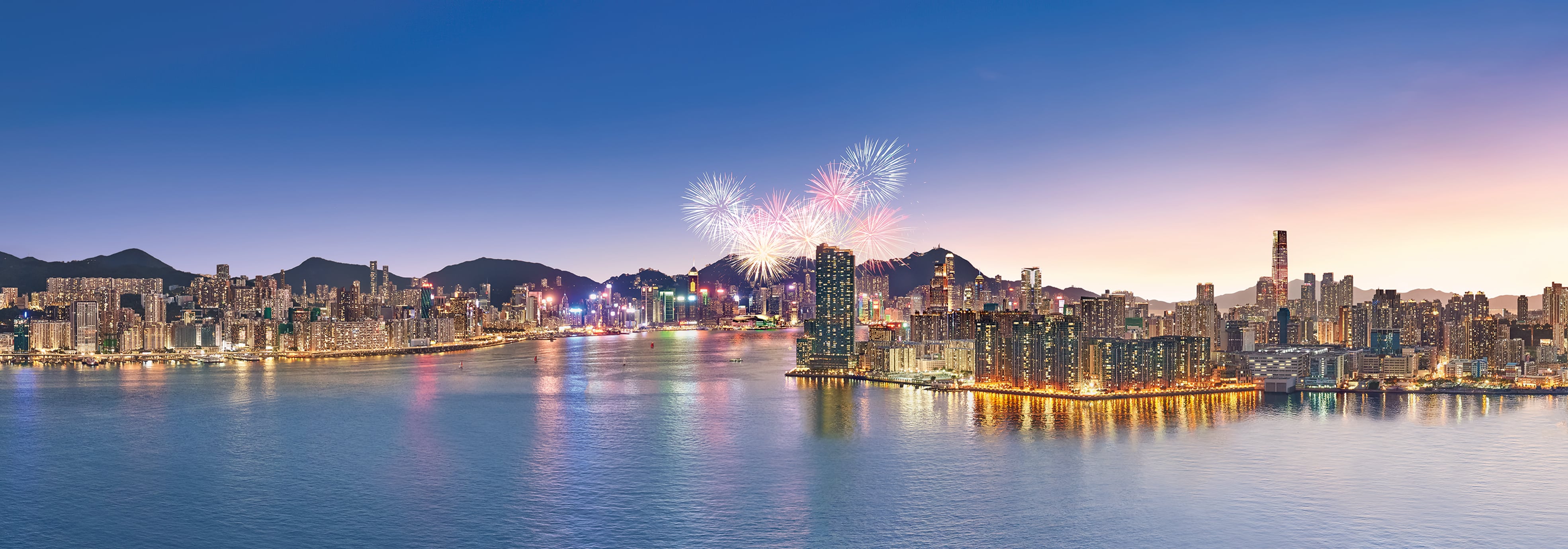 PANORAMIC VIEW OF RENOWNED VICTORIA  HARBOUR1